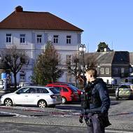 Mezi zraněnými jsou tři civilní obyvatelé a tři policisté. Minimálně jedna žena je zraněná těžce. 