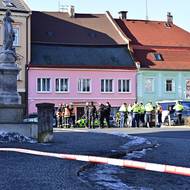 „Tragédií ve Chřibské jsou totiž zasaženi i další lidé, kteří mají podobnou zkušenost, tedy rodiny nebo osoby zasažené jinou násilnou trestnou činností. Okruh lidí, kteří potřebují informace a podporu, je proto velmi široký,“ popsal psycholog Ministerstva vnitra Štěpán Vymětal.