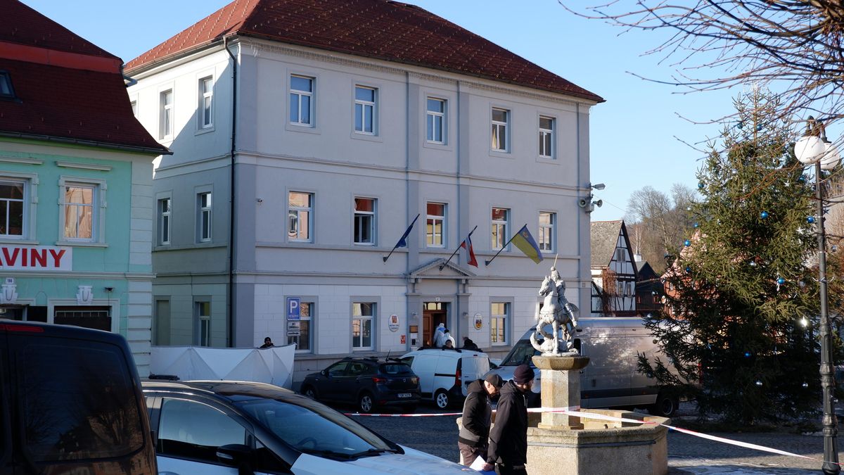 „Drogově závislý podivín, co bydlel naproti úřadu,“ popisují lidé střelce