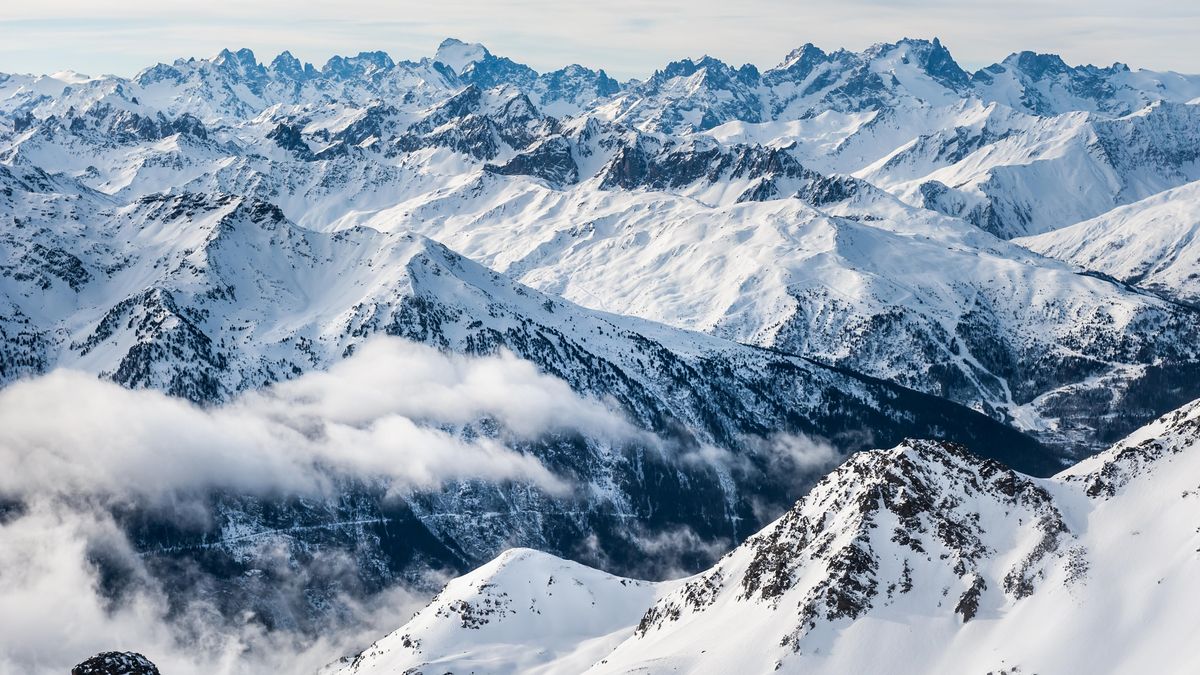 Horský vůdce radí, co dělat, když vás zasype lavina. Zvětšte objem, popisuje