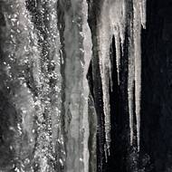 Na stěnách se tvoří rampouchy…