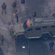 Vůz, který převážel Madura z heliportu k soudu. 