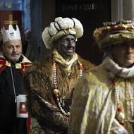 Průvod s velbloudy, který tradičně připomíná putování tří mudrců, označovaných také jako králové, do Betléma za narozeným Ježíšem, prošel v pondělí Prahou. Podle Matoušova evangelia a křesťanské tradice mudrci dítě spatřili 6. ledna, tedy na svátek Tří králů, který církev slaví jako Zjevení Páně.