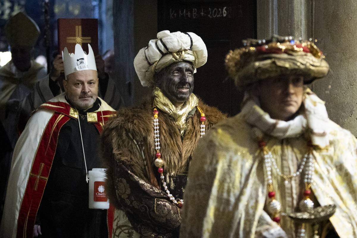 Průvod s velbloudy, který tradičně připomíná putování tří mudrců, označovaných také jako králové, do Betléma za narozeným Ježíšem, prošel v pondělí Prahou. Podle Matoušova evangelia a křesťanské tradice mudrci dítě spatřili 6. ledna, tedy na svátek Tří králů, který církev slaví jako Zjevení Páně.