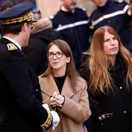 Bohoslužba je vysílána na obrazovkách v městském přístavu a na náměstích. Po obřadu bude tělo uloženo na nedalekém hřbitově, kde jsou pohřbeni také rodiče Brigitte Bardot a odkud je výhled na moře. Na snímku je uprostřed politička Aurore Bergé.