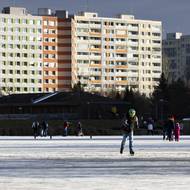 Z měření Lesů Praha ze středy (aktuálnější data v pátek odpoledne nebyla) vycházelo, že tloušťka ledu se pohybuje od 10 do 14 cm. 