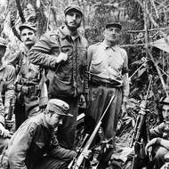 V horách Sierra Maestra zahájili revolucionáři partyzánskou válku. Získávali podporu místních rolníků. Postupně budovali efektivní bojovou sílu. Batista nedokázal partyzány porazit navzdory vojenské převaze.
(Fidel Castro a jeho muži v pohoří Sierra Maestra. Zleva: Guillermo Garcia, Ernesto „Che“ Guevara, Universo Sanchez, Raúl Castro (klečící), Fidel Castro, Crescentio Perez, Jorge Sotu, Juan Almeida, 1956.)