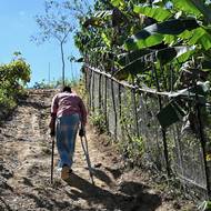 „Šel jsem do džungle s ostatními vesničany. Najednou došlo k výbuchu,“ vzpomíná pro agenturu AFP 40letý Ali Hossejn. „Křičel jsem z plných plic,“ líčí událost ze začátku loňského roku, kdy ho pozemní mina při sběru dříví na otop připravila o nohu. (Ali Hossejn v bangladéšské vesnici Ashartoli na hranici s Myanmarem, 19. prosince 2025.)