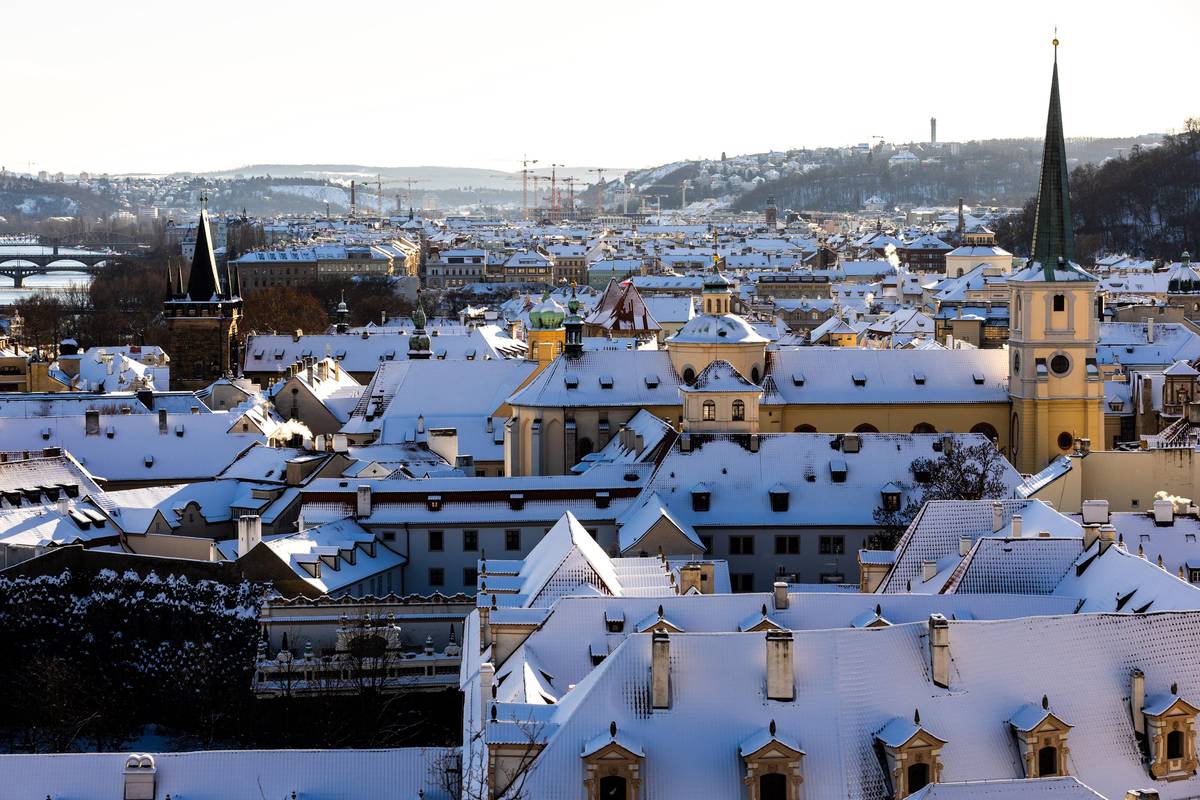 Prahu, stejně jako další kouty Česka, zasypal sníh.