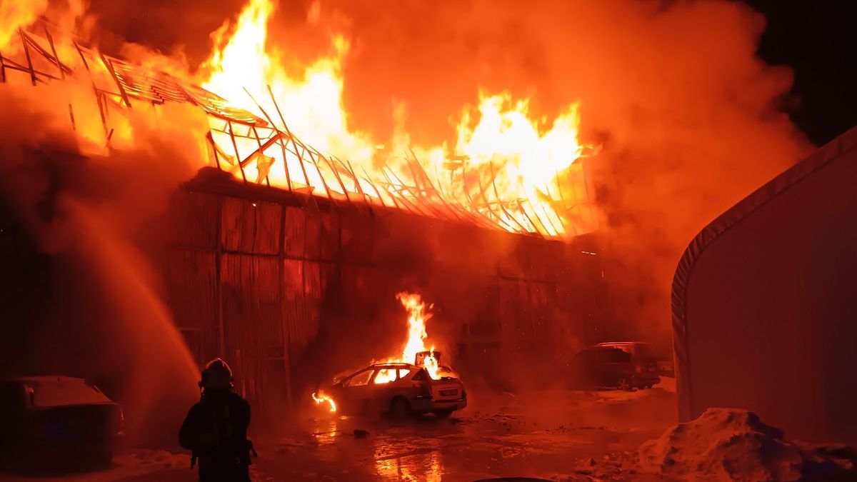 V Plané u Českých Budějovic hoří skladová hala, nikdo se nezranil