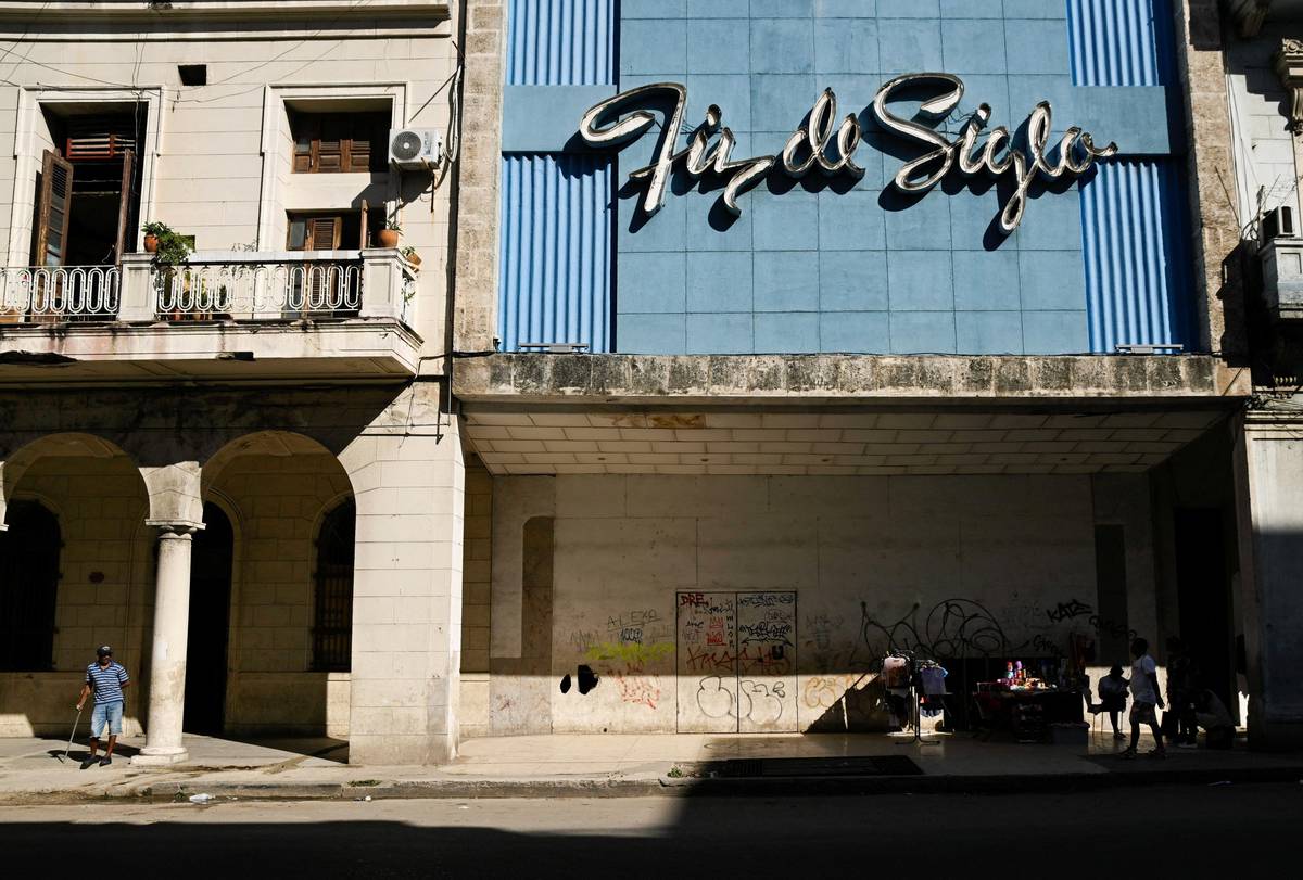 „Vzhledem k tomu, že Venezuela byla náš hlavní dodavatel ropy, bude další ekonomická situace (na Kubě) ještě o trochu komplikovanější,“ řekl AFP Axel Alfonso. Třiapadesátiletý řidič žije podobně jako 80 procent Kubánců celý život pod americkými ekonomickými sankcemi, které platí už od roku 1962. (Lidé před obchodem v Havaně, 11. ledna.)