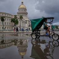 Osmdesátiletý Roberto Brown zažil americkou námořní blokádu Kuby během karibské krize v roce 1962, kdy se svět ocitl na pokraji jaderného konfliktu. „Trump ví, do jaké země vstoupí,“ řekl. „Raketa může dopadnout k nám, ale také k nim,“ dodal.