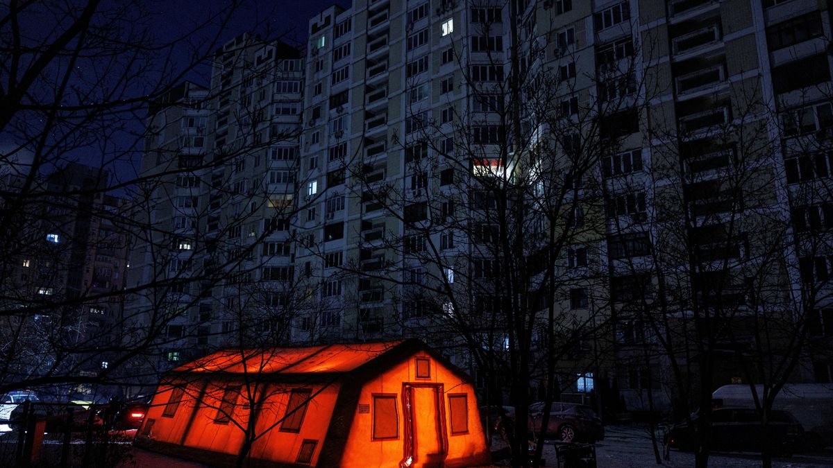 Bunkry z matrací a obchody bez světel. Kyjev stále sužují výpadky proudu