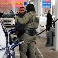 V pondělí večer takhle pískot dobrovolníků zachránil Munu Ahmedovou, sedmatřicetiletou bývalou nemocniční tlumočnici somálského původu. 

(Agent požaduje, aby muž, který kupuje benzín do svého auta, prokázal, že se v USA nachází legálně, 10. ledna v Minneapolls.)