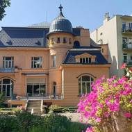 Při pohledu ze zahrady má stavba typickou siluetu vily.  