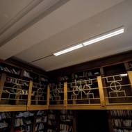 Zábradlí galerie v knihovně má nápadité dekorace. 