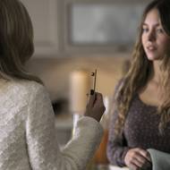 Amanda Seyfried jako Nina a Sydney Sweeney v roli Millie.