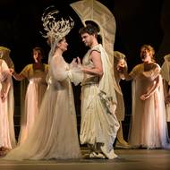 Markéta Cukrová v roli Didony a Lukáš Bařák jako Aeneas.