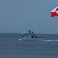 Dánská vojenská hlídková loď Knud Rasmussen se plaví poblíž starého přístavu v Nuuku.