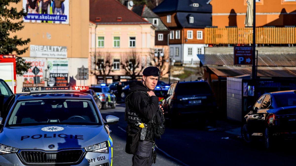 Prostřelené okno a ozbrojení policisté. Fotky z místa tragédie na Děčínsku
