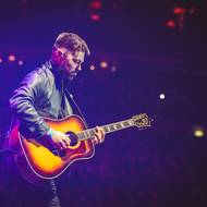 Čtvrt hodiny před sedmou večerní se představil slovenský zpěvák Adam Ďurica. Publikum rozpohyboval písní Zatancuj si so mnou.