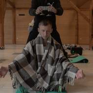 Muž už dva roky zastává roli, která od něj vyžaduje, aby vyzvedával a ohledával mrtvá těla zabitých kolegů. „Mám flashbacky. Chvíle, kdy je pach krve tak sladký, že se cítíte otrávení, kdy nemáte šanci ho okamžitě smýt. S každým nádechem cítíte krev.“