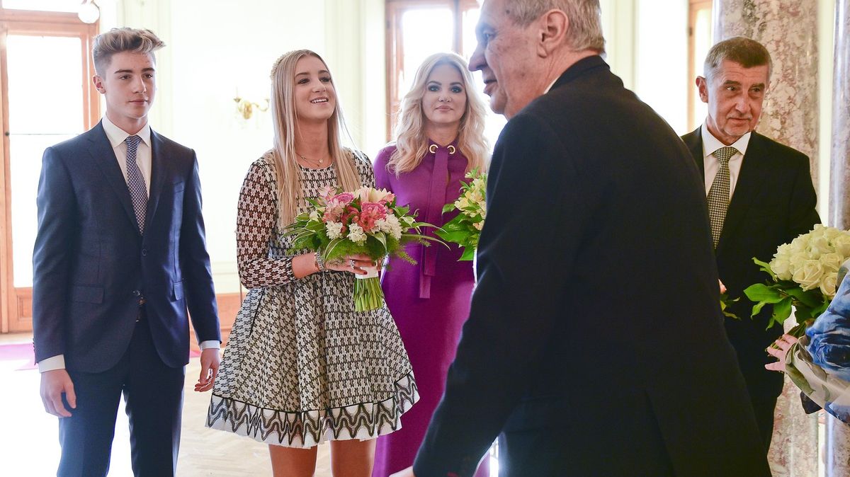 Fotky: Babiše čeká oběd na Hradě. Naposledy dorazil bez ženy, předtím i s dětmi