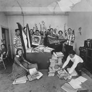 Po neúspěchu u Moncady byl Castro zatčen a postaven před soud. Ve své obhajobě pronesl slavný projev „Dějiny mě osvobodí“. Byl odsouzen k dlouhému trestu odnětí svobody. Proces z něj učinil známou politickou osobnost.
(Snímek pořízený ve velitelství kubánské povstalecké propagandy, 1959.)