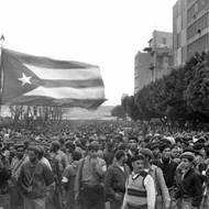 Castro zavedl bezplatné zdravotnictví, zakládal školy a odstranil zhruba 25procentní negramotnost.
(Demonstrace před bývalým prezidentským palácem, 1959.)