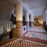 Také v interiéru se opakuje rondokubistická plasticita a barevnost. 