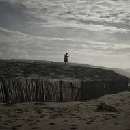 Vědci tvrdí, že erozi urychluje oteplování planety, které zhoršuje stoupající hladina moří způsobené táním ledovců a silnějšími vlnami, které se v teplejších oceánech vyskytují.