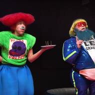 Marie Machová jako Truffaldino a Nataša Gáčová v roli Brighelly.