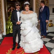 Pierpaolo Piccioli a Joan Collins v róbě Valentino opouštějí hotel The Pierre a odjíždějí na Met Gala, jehož tématem byl „Camp: Notes on Fashion“.