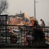 Podle lesnické agentury CONAF bojovali hasiči v neděli ráno místního času s 24 aktivními požáry, z nichž největší byly v regionech Ňuble a Bío-Bío, ve kterých byl vyhlášen stav nouze. 