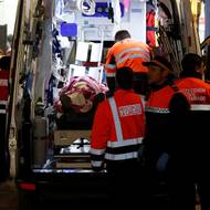 Zkroucené trosky vlaků ztěžovaly vyprošťování lidí uvězněných uvnitř vagónů.