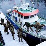 Do grónského hlavního města Nuuk v neděli dorazili další dánští vojáci.