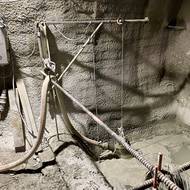 … stavbaři ji musejí za pomoci technologií odčerpávat.