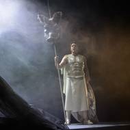 Na fotografii z nové inscenace opery Dido a Aeneas, kterou lze vidět ve Stavovském divadle, jsou Markéta Cukrová jako Dido a Lukáš Bařák coby Aeneas.