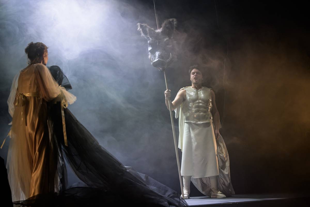 Na fotografii z nové inscenace opery Dido a Aeneas, kterou lze vidět ve Stavovském divadle, jsou Markéta Cukrová jako Dido a Lukáš Bařák coby Aeneas.