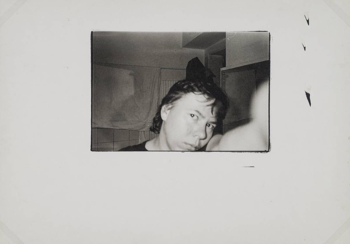 Národní galerie vloni za akvizice utratila 21 milionů korun. Do sbírek pořídila například tento autoportrét fotografky Libuše Jarcovjákové z roku 1984. Pochází ze série Vražedné léto.