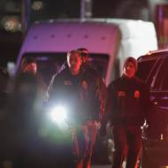 Maduro bude příští týden čelit obvinění z držení drog a zbraní před federálním soudem na Manhattanu. Spolu s manželkou čelí mimo jiné obvinění ze spiknutí za účelem teroristické činnosti a spiknutí za účelem dovozu kokainu. (Agenti DEA před dodávkou, která převážela Madura, New York, 3. ledna).