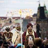 Letošní Tříkrálová sbírka začala na Nový rok a koledníci budou v ulicích do 14. ledna. V celé zemi se ve sbírce s pokladničkami vydává do ulic měst a obcí více než 75 tisíc dobrovolníků.