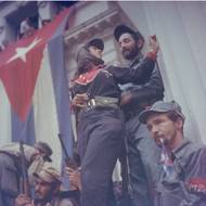 Nadšení revolucionáři během jednoho z Castrových vítězných projevů na cestě do Havany, 1959.