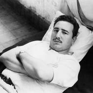 Castro byl původně mladý právník, který se politicky angažoval proti Batistovu režimu. Narodil se na východě Kuby a byl synem obchodníka s cukrovou třtinou a jeho služebné. Ovlivněn nacionalismem a sociální spravedlností kritizoval korupci a zahraniční vliv. Věřil, že změna je možná pouze radikálním zásahem. Postupně se stal symbolem odporu proti diktatuře.
(Na snímku Castro poté, co byl zadržen mexickými imigračními úřady za výcvik vojáků pro povstání, 1956.)