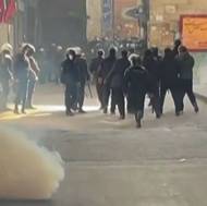 Na rozdíl od dřívějších demonstrací se tentokrát do protestů zapojila i podnikatelská třída, na kterou režim ajatolláhů dlouho spoléhal. Demonstrují ale jako tradičně i mladí Íránci. „Chci prostě žít v míru, normální život… Místo toho (vláda) trvá na jaderném programu, podporuje ozbrojené skupiny v regionu a udržuje nepřátelství vůči Spojeným státům,“ řekla agentuře Reuters telefonicky pětadvacetiletá Mina ze západního Íránu. „Jejich politika mohla mít smysl v roce 1979, ale ne dnes. Svět se změnil,“ dodala. (Bezpečnostní složky nasadily v Teheránu proti demonstrantům slzný plyn, 6. ledna.)