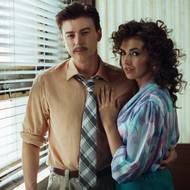 Adam Mišík jako Vlastimil Červenka a Sára Rychlíková v roli Ireny Červenkové.