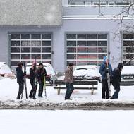 Místy bylo i 15 centimetrů čerstvého sněhu a během odpoledne ještě další připadl.