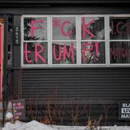 Starosta města Minneapolis Jacob Frey vyzval demonstranty, aby zůstali pokojní. „Nebudeme se stavět proti chaosu Donalda Trumpa naším vlastním chaosem. Chce, abychom spolkli jeho návnadu,“ uvedl Frey, který dříve kritizoval také Trumpovu původní reakci na střelbu.
(Minneapolis, 11. ledna.)
