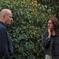 Stellan Skarsgård jako Gustav a Renate Reinsve v roli Nory.