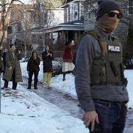 V pondělí ministerstvo vnitra uvedlo, že Minnesota nespolupracuje s federální vládou a že v minnesotských věznicích je 1 360 nelegálních přistěhovalců. Ministerstvo požadovalo, aby byli po propuštění předáni federálním orgánům.